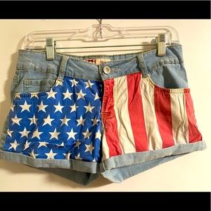 lei American Flag shorts.